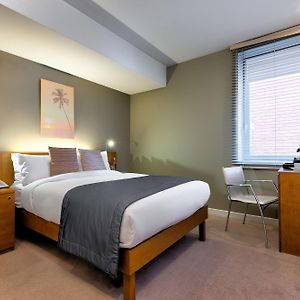 Zimmer mit Kingsize-Bett